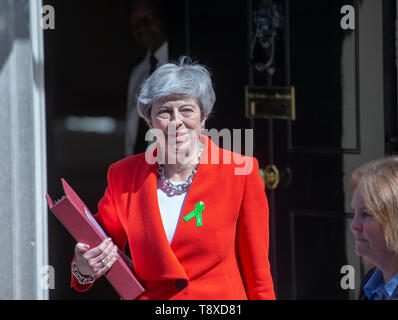 Downing Street, London, UK - 15 mai 2019 Le Premier ministre britannique, Theresa May, nombre de feuilles 10 Downing Street pour aller au Parlement de questions au premier ministre. Elle porte un badge vert sur sa cravate, de sensibiliser à la maladie mentale. Credit : Tommy Londres/Alamy Live News Banque D'Images