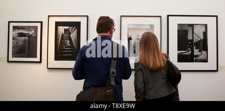 Somerset House, Londres, Royaume-Uni 15 Mai 2019 - Les visiteurs voir des photographies à l'aperçu de la photo Londres 2019 à Somerset House, le plus grand événement de la photographie. L'événement annuel à sa cinquième année, met en valeur le travail de plus de 100 des principales galeries provenant de 21 pays différents. La foire s'ouvre à Somerset House le 16 mai et se poursuivra jusqu'au 19 mai 2019. Credit : Dinendra Haria/Alamy Live News Banque D'Images