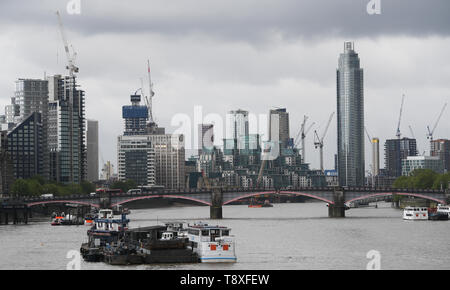 Londres, Royaume-Uni. 09 mai, 2019. Vue panoramique de la Westminster Bridge à la Lambeth Bridge et le quartier résidentiel et d'affaires de Vauxhall dans le district de London Lambeth. Credit : Arne Dedert/dpa/Alamy Live News Banque D'Images