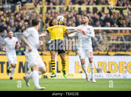 Dortmund, Allemagne. Le 11 mai, 2019. Axel WITSEL (NE) dans un duel contre Kenan KARAMAN r. (D), d'action, les duels, Football 1.Bundesliga, 33.journée, Borussia Dortmund (NE) - Fortuna Düsseldorf (D) 3 : 2, le 11.05.2019 à Dortmund/Allemagne. # #  DFL règlement interdit toute utilisation des photographies comme des séquences d'images et/ou quasi-vidéo # #  € | utilisée dans le monde entier : dpa Crédit/Alamy Live News Banque D'Images