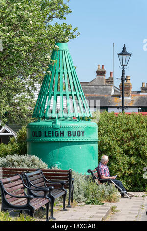 Le temps chaud a amené les gens à la pubs et restaurants dans le vieux Leigh, près de Southend on Sea, Essex. Un homme âgé est assis par l'ancienne Bouée Leigh Banque D'Images