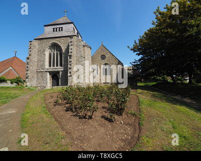 Minster sur Mer, Kent, UK. 15 mai, 2019. Météo France : une journée ensoleillée et chaude à Minster sur Mer, Kent avec ciel bleu. Minster Abbey. Credit : James Bell/Alamy Live News Banque D'Images