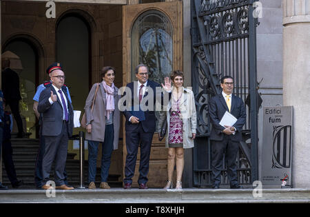 Baercelona, Catalogne, Espagne. 15 mai, 2019. Le président Quim Torra, est perçu à l'extérieur de la Cour supérieure de justice de Catalogne avant la déclaration.Le Président de la Generalitat, Quim Torra, accompagné des membres du gouvernement, les présidents de l'ANC et de plutonium "a déclaré à la Cour supérieure de justice de Catalogne pour avoir maintenu sur le balcon de la Generalitat Palace la bannière en faveur des prisonniers politiques et les exilés. Credit : ZUMA Press, Inc./Alamy Live News Banque D'Images