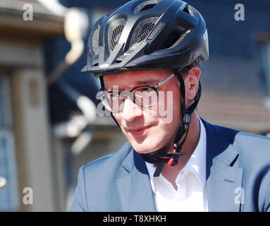 15 mai 2019, en Rhénanie du Nord-Westphalie, Mülheim an der Ruhr : NRW Le ministre des Transports, M. Hendrik Wüst (CDU) s'ouvre une autre section de la Ruhr Cycle Route (RS 1) en vélo. La section, plusieurs centaines de mètres de long, conduit sur un ancien pont ferroviaire du centre de Mülheim Ruhr via la Ruhr à l'Université des Sciences Appliquées de l'Ouest. Photo : Roland Weihrauch/dpa Banque D'Images