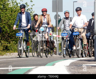 15 mai 2019, en Rhénanie du Nord-Westphalie, Mülheim an der Ruhr : NRW Ministre des Transports Hendrik Wüst (CDU) (l) s'ouvre une autre section de la Ruhr cycle route (RS 1) en vélo. La section, plusieurs centaines de mètres de long, conduit sur un ancien pont ferroviaire du centre de Mülheim Ruhr via la Ruhr à l'Université des Sciences Appliquées de l'Ouest. Photo : Roland Weihrauch/dpa Banque D'Images