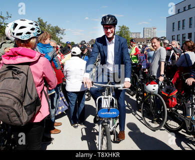 15 mai 2019, en Rhénanie du Nord-Westphalie, Mülheim an der Ruhr : NRW Le ministre des Transports, M. Hendrik Wüst (CDU) (M) s'ouvre une autre section de la Ruhr Cycle Route (RS 1) en vélo. La section, plusieurs centaines de mètres de long, conduit sur un ancien pont ferroviaire du centre de Mülheim Ruhr via la Ruhr à l'Université des Sciences Appliquées de l'Ouest. Photo : Roland Weihrauch/dpa Banque D'Images