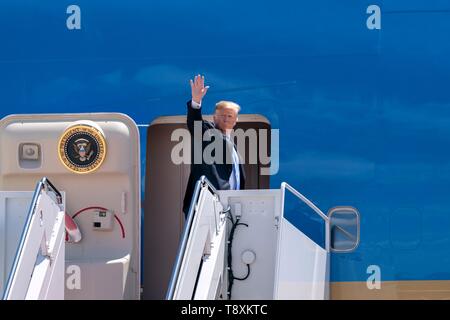 Président américain Donald Trump vagues comme il monte à l'Air Force One pour un voyage en Louisiane, le 14 mai 2019 dans la base aérienne d'Andrews, dans le Maryland. Banque D'Images