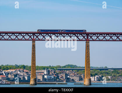 South Queensferry, Ecosse, Royaume-Uni, 15 mai 2019. Firth of Forth côte à l'emblématique Forth Rail Bridge avec un train ScotRail sur le pont de chemin de fer Banque D'Images