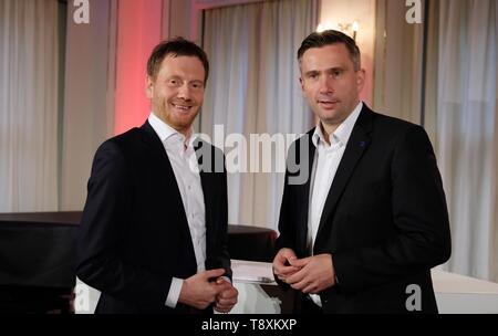 15 mai 2019, Leipzig, Saxe Saxe : le premier ministre Michael Kretschmer (l/ CDU) et du ministre de l'économie Martin Atelier Büttiker (SPD) sont unis dans l'ancienne Bourse. L'occasion est un débat public sous la devise 'axony de l'avenir". Photo : Sebastian Willnow/dpa-Zentralbild/dpa Banque D'Images