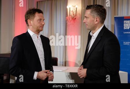 15 mai 2019, Leipzig, Saxe Saxe : le premier ministre Michael Kretschmer (l/ CDU) et du ministre de l'économie Martin Atelier Büttiker (SPD) sont unis dans l'ancienne Bourse. L'occasion est un débat public sous la devise 'axony de l'avenir". Photo : Sebastian Willnow/dpa-Zentralbild/dpa Banque D'Images