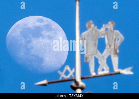 15 mai 2019, Berlin, Cologne : en début de soirée, la lune se tient derrière une girouette à Cologne. Photo : Federico Gambarini/dpa Banque D'Images