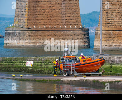 South Queensferry, Ecosse, Royaume-Uni, 15 mai 2019. UK : météo ensoleillée magnifique journée chaude le long de la côte du Firth of Forth, à l'emblématique Forth Rail Bridge. L'équipage de sauvetage de la RNLI de manoeuvres Banque D'Images