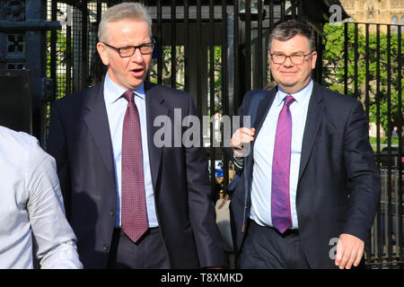 Westminster, London, UK. 15 mai, 2019. Michael Gove MP, Secrétaire d'État à l'environnement, de l'Alimentation et des affaires rurales (milieu), et du Solliciteur général, Robert Buckland QC MP (droite) quitter le Parlement. Credit : Imageplotter/Alamy Live News Banque D'Images