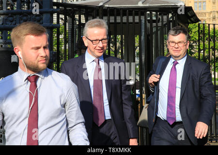 Westminster, London, UK. 15 mai, 2019. Michael Gove MP, Secrétaire d'État à l'environnement, de l'Alimentation et des affaires rurales (milieu), et du Solliciteur général, Robert Buckland QC MP (droite) quitter le Parlement. Credit : Imageplotter/Alamy Live News Banque D'Images