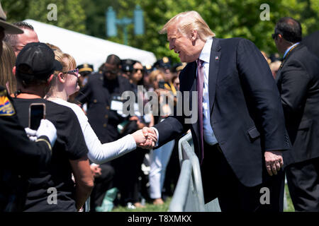 Le Président des Etats-Unis, Donald J. Trump accueille les membres de l'auditoire lors de la 38e conférence nationale des agents de la paix, au Capitole à Washington, DC Le 15 mai 2019. Crédit : Kevin Dietsch/piscine par CNP /MediaPunch Banque D'Images