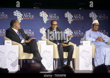 (190515) -- KIGALI, 15 mai 2019 (Xinhua) -- Le président rwandais Paul Kagame (C), le président Kenyan Uhuru Kenyatta (1ère L) et le président malien Ibrahim Boubacar Keita assister à la 5ème édition du Sommet de la transformation de l'Afrique à Kigali, capitale du Rwanda, le 15 mai 2019. Le sommet s'exécute au vendredi et elle a rassemblé environ 4 000 participants, y compris les décideurs, les régulateurs, les jeunes innovateurs et des représentants de l'Afrique et au-delà, qui sont appelés à discuter de la façon de tirer parti des technologies de l'information et de la communication pour stimuler l'économie du continent. (Xinhua/Cyril Ndegeya) Banque D'Images