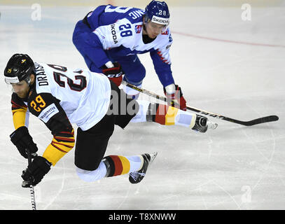 Kosice, Slovaquie. 15 mai, 2019. Hockey sur glace : Championnat du monde, l'Allemagne - Slovaquie, premier tour, Groupe A, 4e journée dans l'arène de l'acier. L'Allemagne Leon Draisaitl (l) et Marian Studenic à partir de l'équipe slovaque lutte pour la rondelle. Credit : Monika Skolimowska/dpa-Zentralbild/dpa/Alamy Live News Banque D'Images