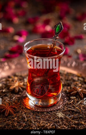 Plateau en verre, un armudu concept thé turc, Close up Banque D'Images