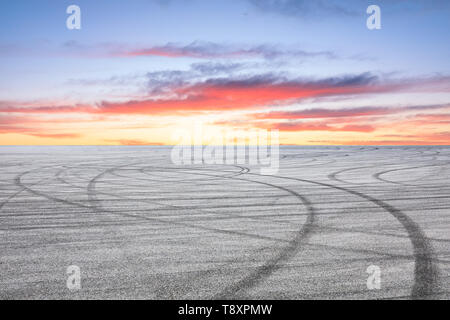 Piste de course asphaltée terrain et beau ciel nuages au lever du soleil Banque D'Images