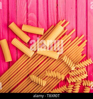 Sélection de pâtes non cuites à sec Style Italien Banque D'Images