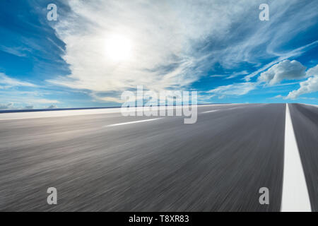 Motion blurred route asphaltée sol et ciel nuages scene Banque D'Images