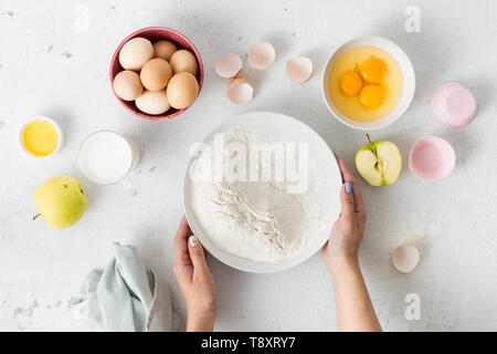 Ingrédients de la pâte pour la cuisson de la tarte aux pommes faite maison. Préparation femme muffins. Vue de dessus d'arrière-plan de boulangerie Banque D'Images