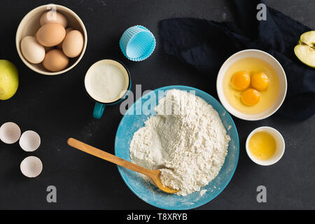 Ingrédients pour la cuisson de la tarte aux pommes sur fond noir Vue de dessus Banque D'Images