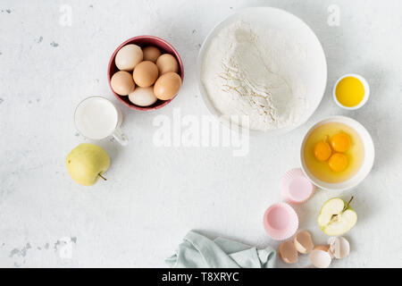 Arrière-plan de boulangerie. Ingrédients pour la cuisson de la tarte aux pommes faite maison vue du dessus Banque D'Images