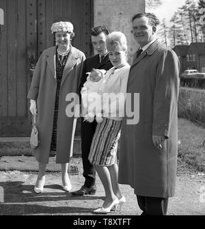 Baptême d'un bébé dans le UK c1962 Bébé, parents et grands-parents Photo par Tony Henshaw Banque D'Images