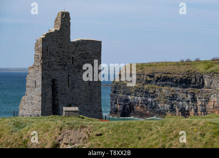 Les ruines de château de Ballybunion, sur la côte, dans le comté de Kerry, Irlande. Banque D'Images