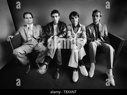 ROTTERDAM, Pays-Bas - le 21 mars : Kraftwerk posés à Rotterdam le 21 mars 1976 L-R Florian Schneider, Karl Bartos, Wolfgang Flur, Ralf Hutter (photo de Gijsbert Hanekroot) Banque D'Images