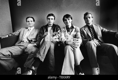 ROTTERDAM, Pays-Bas - le 21 mars : Kraftwerk posés à Rotterdam le 21 mars 1976 L-R Florian Schneider, Karl Bartos, Wolfgang Flur, Ralf Hutter (photo de Gijsbert Hanekroot) Banque D'Images