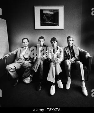 ROTTERDAM, Pays-Bas - le 21 mars : Kraftwerk posés à Rotterdam le 21 mars 1976 L-R Florian Schneider, Karl Bartos, Wolfgang Flur, Ralf Hutter (photo de Gijsbert Hanekroot) Banque D'Images