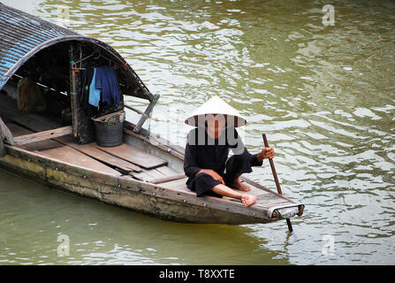 Femme dans un bateau sur la rivière des Parfums, Hue, Vietnam Banque D'Images