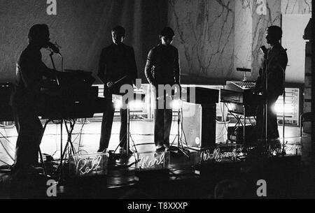 ROTTERDAM, Pays-Bas - le 21 mars : Kraftwerk posés à Rotterdam le 21 mars 1976 L-R Ralf Hutter, Karl Bartos, Wolfgang Flur, Florian Schneider (photo de Gijsbert Hanekroot) Banque D'Images