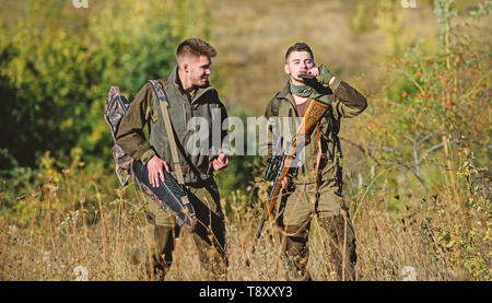 Les techniques de chasse et d'armes de l'équipement. Comment transformer la chasse en passe-temps. L'amitié des hommes chasseurs. Les forces de l'armée. Camouflage. L'uniforme militaire. Les chasseurs de l'homme à coups de fusil. Boot Camp. Le temps de relaxer. Banque D'Images