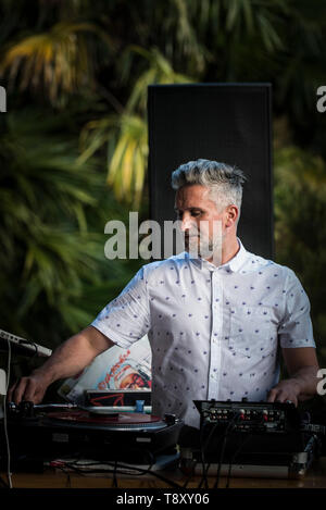 Un DJ à jouer de la musique à un événement au jardin Trebah à Cornwall. Banque D'Images