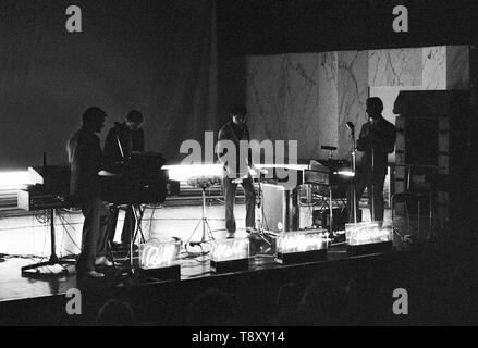 ROTTERDAM, Pays-Bas - le 21 mars : Kraftwerk posés à Rotterdam le 21 mars 1976 L-R Florian Schneider, Karl Bartos, Wolfgang Flur, Ralf Hutter (photo de Gijsbert Hanekroot) Banque D'Images