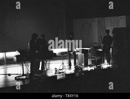 ROTTERDAM, Pays-Bas - le 21 mars : Kraftwerk posés à Rotterdam le 21 mars 1976 L-R Florian Schneider, Karl Bartos, Wolfgang Flur, Ralf Hutter (photo de Gijsbert Hanekroot) Banque D'Images