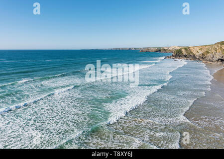 Marée montante à Tolcarne Beach à Newquay en Cornouailles. Banque D'Images