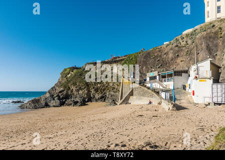 La route d'accès menant à la grande plage de l'Ouest à Newquay en Cornouailles. Banque D'Images