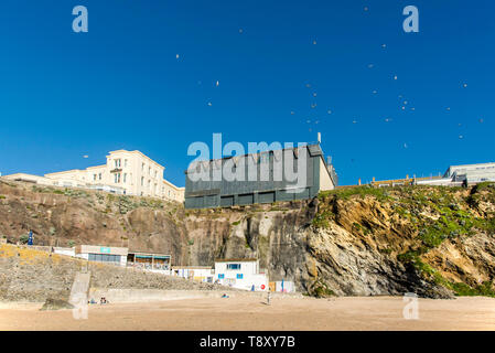 Vol de mouettes sur Great Western Beach à Newquay en Cornouailles. Banque D'Images