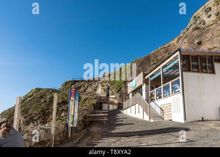 La route d'accès menant à la grande plage de l'Ouest à Newquay en Cornouailles. Banque D'Images