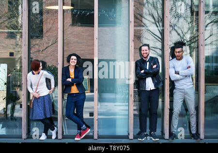 Groupe de jeunes businesspeople standing en plein air dans la cour. Banque D'Images