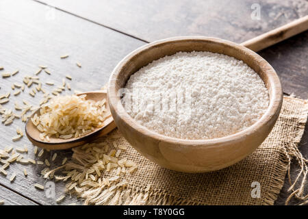 La farine de riz blanc dans un bol sur la table en bois Banque D'Images