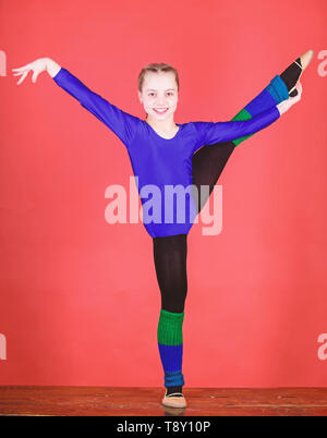 L'étirement et de souplesse. La gymnastique. Heureux l'enfant sportif. Le sport et la santé. succès. L'activité de la petite enfance. Régime alimentaire de remise en forme. L'énergie. Séance de gym acrobatique de fille de l'adolescence. Avoir un bon étirement. Banque D'Images