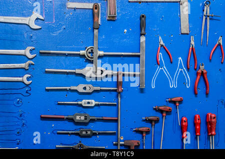 Outils de travail sur planche de bois peinte en bleu dans une usine salle de stockage. Banque D'Images