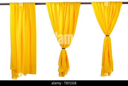 Rideaux de satin jaune vertical isolé sur fond blanc. Banque D'Images