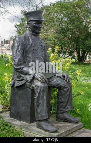 L'Angleterre, Londres, Royal Hospital Chelsea, le pensionné statue en Ranelagh gardens Banque D'Images