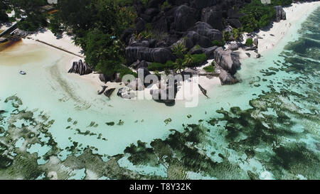 Vue aérienne sur l'anse source d'argent beach sur l'île de la Digue aux Seychelles Banque D'Images